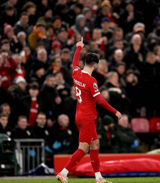 包含利物浦后场坚守，险胜维拉跻身前四的词条